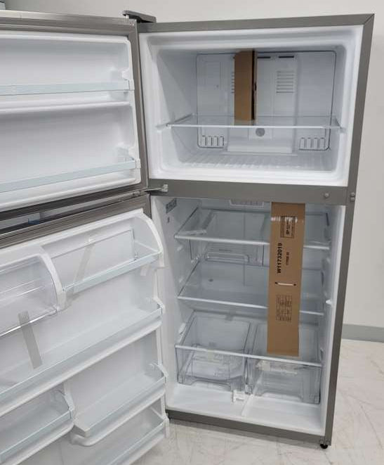 Whirlpool WRT108FFDM 18.2 Cu. Ft. 30" Top-Freezer Refrigerator, Stainless Steel - Assessment Photo 8