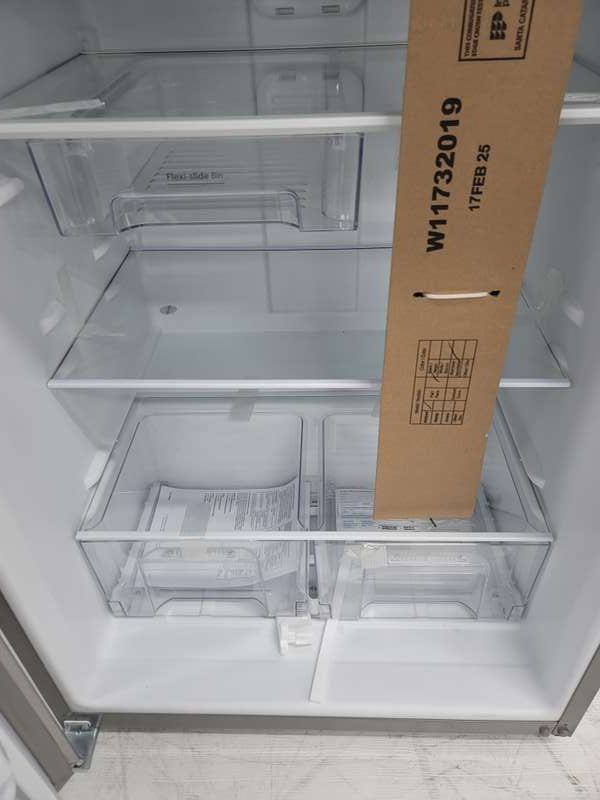 Whirlpool WRT108FFDM 18.2 Cu. Ft. 30" Top-Freezer Refrigerator, Stainless Steel - Assessment Photo 9