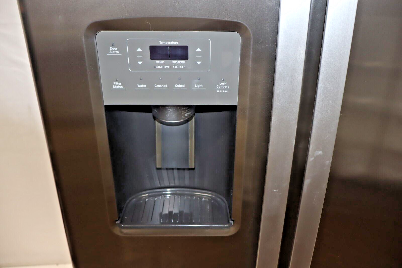 GE GSE25GYPFS 25.3 Cu. Ft. Side-by-Side Refrigerator w/ Ice & Water Dispenser SS