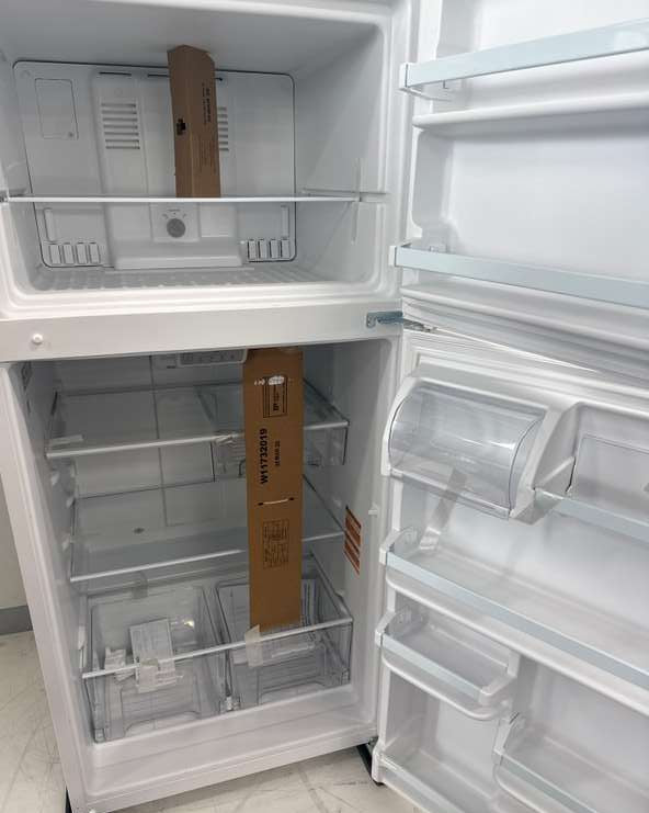 Whirlpool WRT318FZDW 18.2 Cu. Ft 30" Top-Freezer Refrigerator, White - Assessment Photo 13