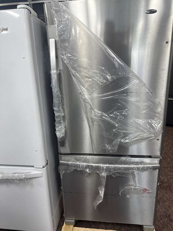 Amana ABB1924BRM 18 Cu. Ft Freezer Refrigerator ENERGY STAR Stainless Steel - Assessment Photo 9